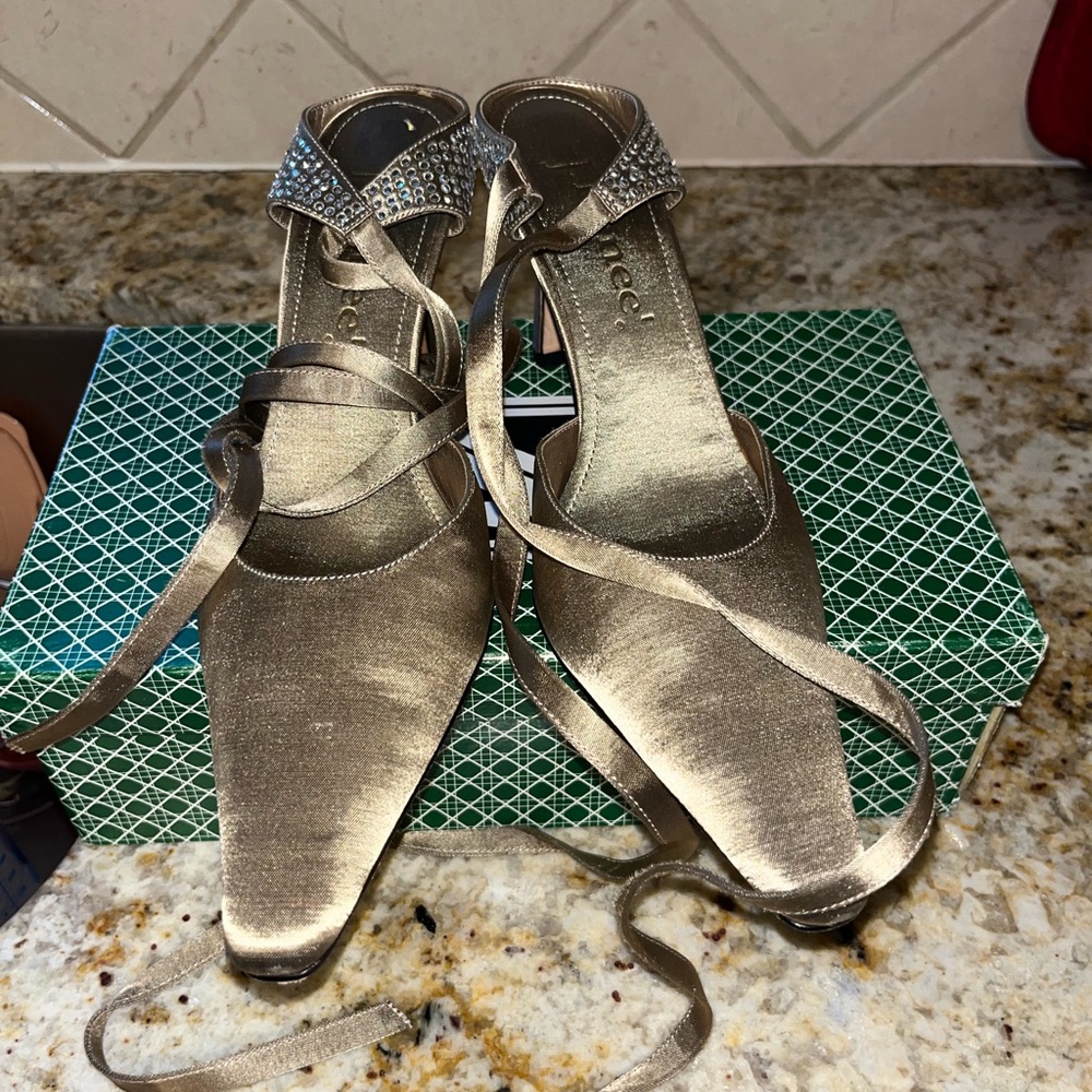 J Renee size 8 Taupe Satin Heel